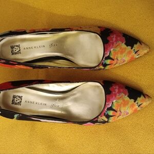 Anne Klein iflex floral print pumps. Size 8.5 - very gently worn
